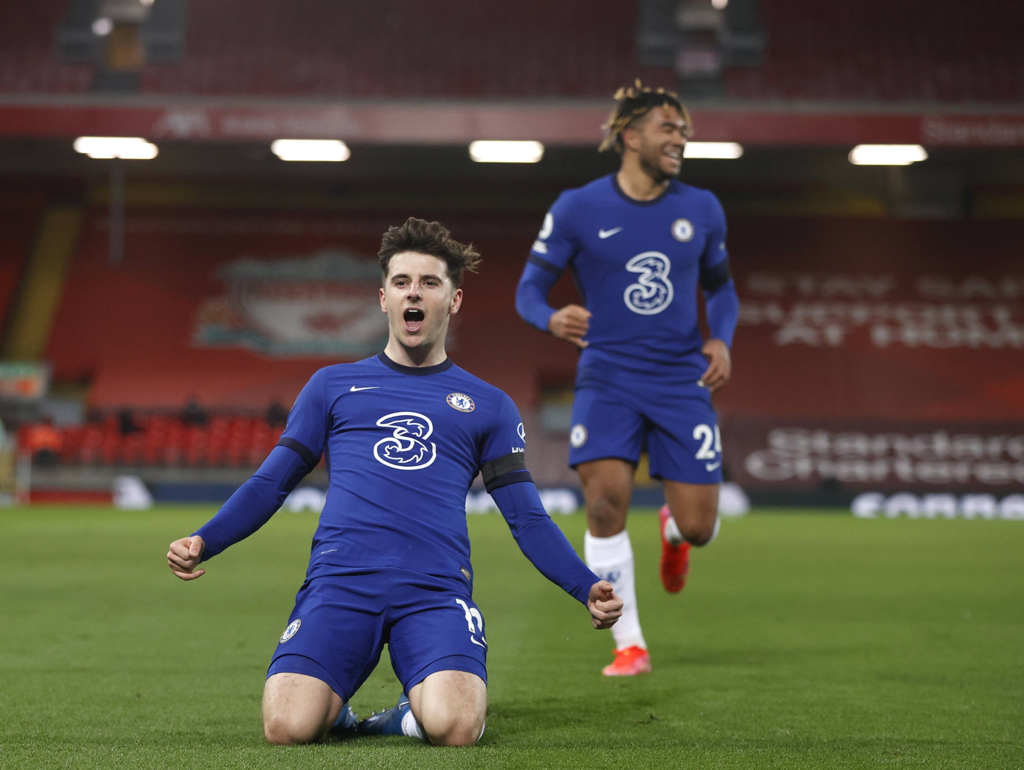 中形成鲜明 中形成鲜明